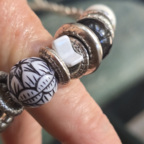 Black & White Bead Necklace Checks Silver Tone 17 - 20" - Picture 11 of 12